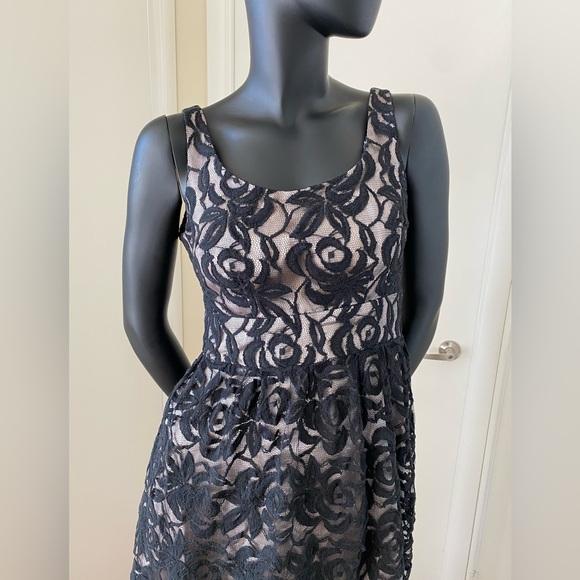 Rose-lace Cocktail Dress - Picture 4 of 7